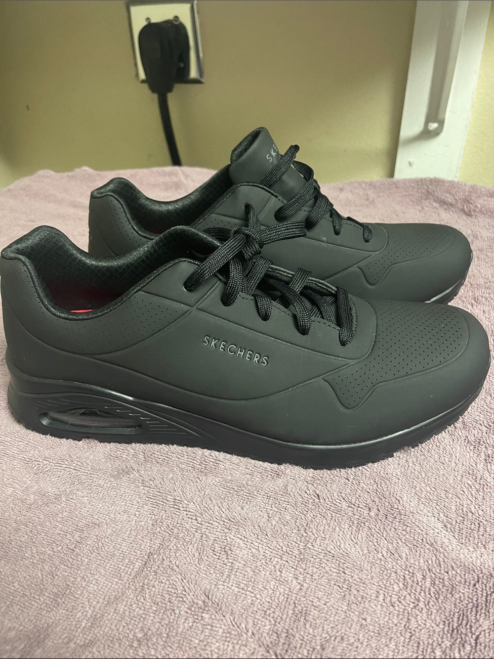 Skechers Men's Matte Black Cushioned Lace-Up Sneakers